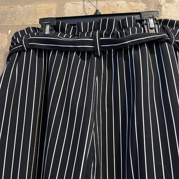 Chic & Flowy Wide-Leg Striped Pants - Who What Wear (Size Medium) - Picture 8 of 8